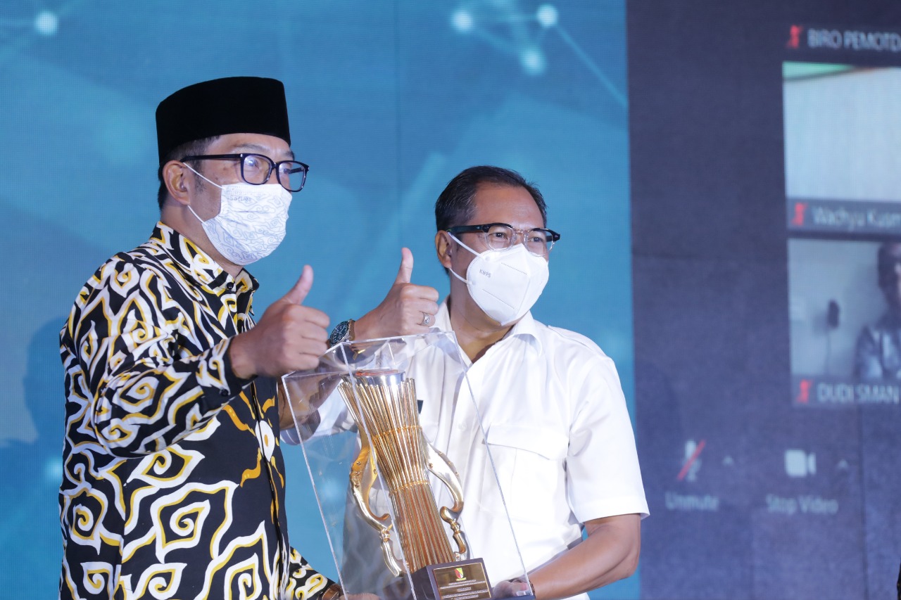 
Penjabat (Pj.) Bupati Bandung Dedi Taufik Kurohman menerima penghargaan dari Gubernur Jabar Ridwan Kamil, sebagai Kabupaten Bandung Terbaik II dalam Penghargaan Pembangunan Daerah 2022 di Trans Luxury Hotel Bandung, Senin (12/4/2021). (Foto : Humas Pemkab Bandung)

