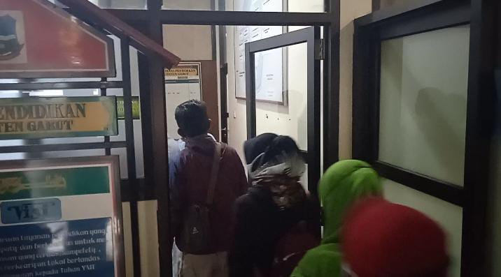 Puluhan Guru Bantu Terpencil (GBT) saat mendatangi Kantor Disdik Garut (Foto: Andre/dara.co.id)