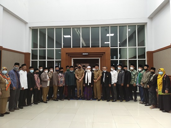 Aliansi Ormas Islam bersama Plt Bupati Bandung Barat Hengki Kurniawan (Foto: Istimewa)