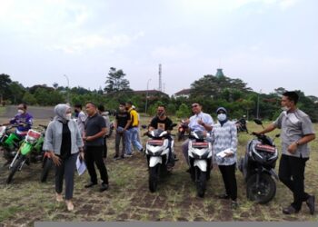 Badan Pengelolaan Keuangan Daerah (BPKD) Kabupaten Bandung Barat (KBB) menarik 47 sepeda motor dari delapan Satuan Kerja Perangkat Daerah (SKPD), Jumat (30/4/2021). (Foto : heni/dara.co.id)