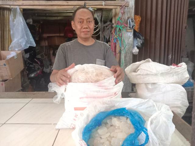 Suparjo pedagang kolang kaling di Pasar Dimensi, Margaasih