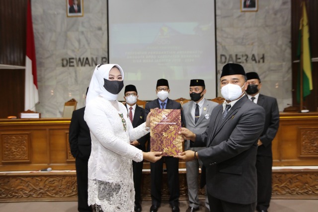 
Ketua DPRD Kabupaten H. Sugiaanto menyerahkan SK Penggantian Antar Waktu (PAW) Anggota DPRD Kabupaten Bandung sisa masa jabatan 2019 – 2024, kepada Erma Komalasari (Foto : Humas DPRD)
