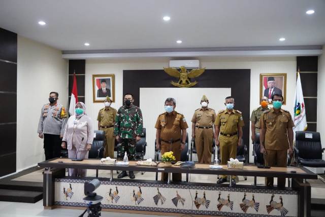 Bupati Garut, Rudy Gunawan, bersama Wakil Bupati dr. Helmi Budiman, serta unsur Forkopimda menghadiri kegiatan Rapat Koordinasi Penyampaian Arahan Kepada Kepala Daerah dari Presiden RI Joko Widodo secara virtual melalui aplikasi video telekonferensi di Aula Sekretariat Daerah, Kecamatan Tarogong Kidul, Kabupaten Garut, Rabu (28/4/2021).(Foto : andre/dara.co.id)