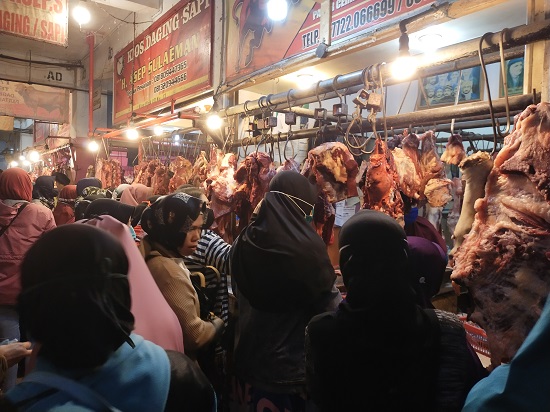  Pedagang pasar Batujajar berjubel di tukang daging sapi (Foto: Istimewa)