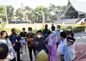 Pimpinan dan Anggota Pansus I DPRD Provinsi Jawa Barat saat meninjau alun-alun Soreang, Kabupaten Bandung (foto: Humas DPRD Jabar/ Fahmi Nauval)