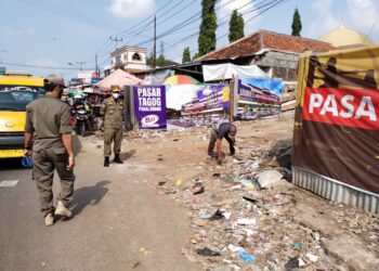 Kepala Satpol KBB Asep Sehabudin memimpin langsung pengangkutan sampah liar di sekitar Pasar Tagog Padalarang, Jumat (30/4/2021). (Foto : heni/dara.co.id)
