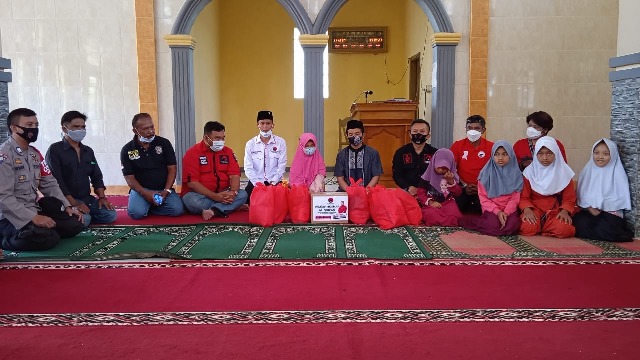 DPC PDIP Garut Wakafkan Al-Quran dan Berbagi Sembako ke Lansia dan Anak Yatim di empat Desa di Kecamatan Cihurip, Kabupaten Garut, Sabtu (24/4/2021).



