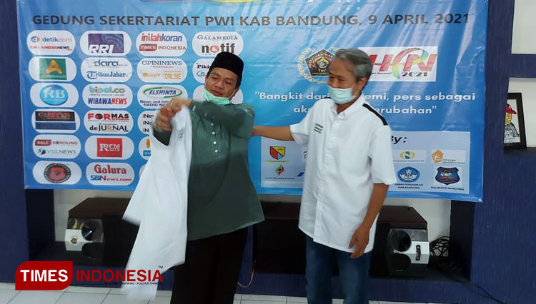 

Bupati Bandung terpilih HM. Dadang Supriatna mengenakan baju kehormatan PWI Kabupaten Bandung saat pelantikan PWI periode 2020-2023 di Sekretariat PWI Kabupaten Bandung, Soreang, Jumat (9/4/21).(verawati/dara.co.id)
