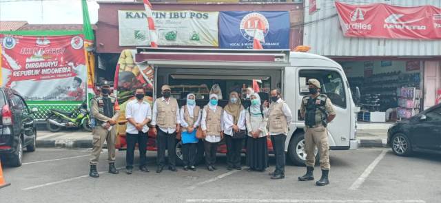 
Tim DARLING WASPADALAH DKP Garut bekerja sama dengan Pengawas Pangan dari Dinas Perikanan dan Peternakan Garut melaksanakan pengawasan rutin terhadap pangan segar yang beredar di Kabupaten Garut, di kawasan Jalan Jendral Ahmad Yani, Kecamatan Garut Kota, Kabupaten Garut baru-baru ini.(Foto : ist)
