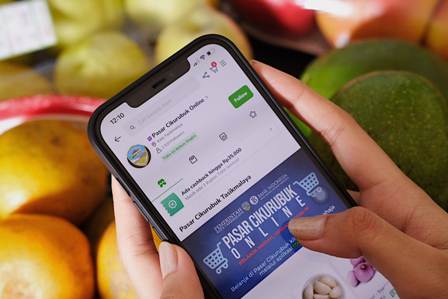 


Pemanfaatan platform teknologi seperti Tokopedia menjadi solusi bagi para pedagang untuk dapat tetap mempertahankan usaha di tengah pandemi sekaligus menggerakkan ekonomi daerah.(Foto : istimewa)
  