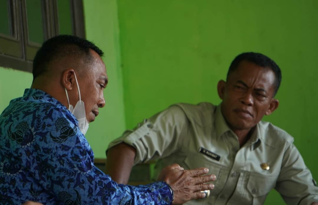 Bupati Subang H Ruhimat sedang berbincang dengan Camat Binong Aep Saepudin (Foto: Yudi/dara.co.id)