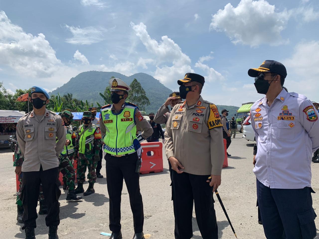 Kapolres Garut, AKBP Adi Benny Cahyono, melakukan pengecekan di Pos Penyekatan Kadongora (Foto: Andre/dara.co.id)