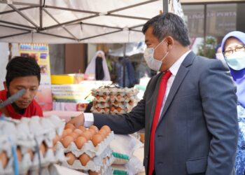 Bupati Garut, Rudy Gunawan, membuka Gebyar Pasar Ramadan diselenggarakan di Freshop, Simpang Lima, Kecamatan Tarogong Kidul, Kabupaten Garut (Foto: Andre/dara.co.id)