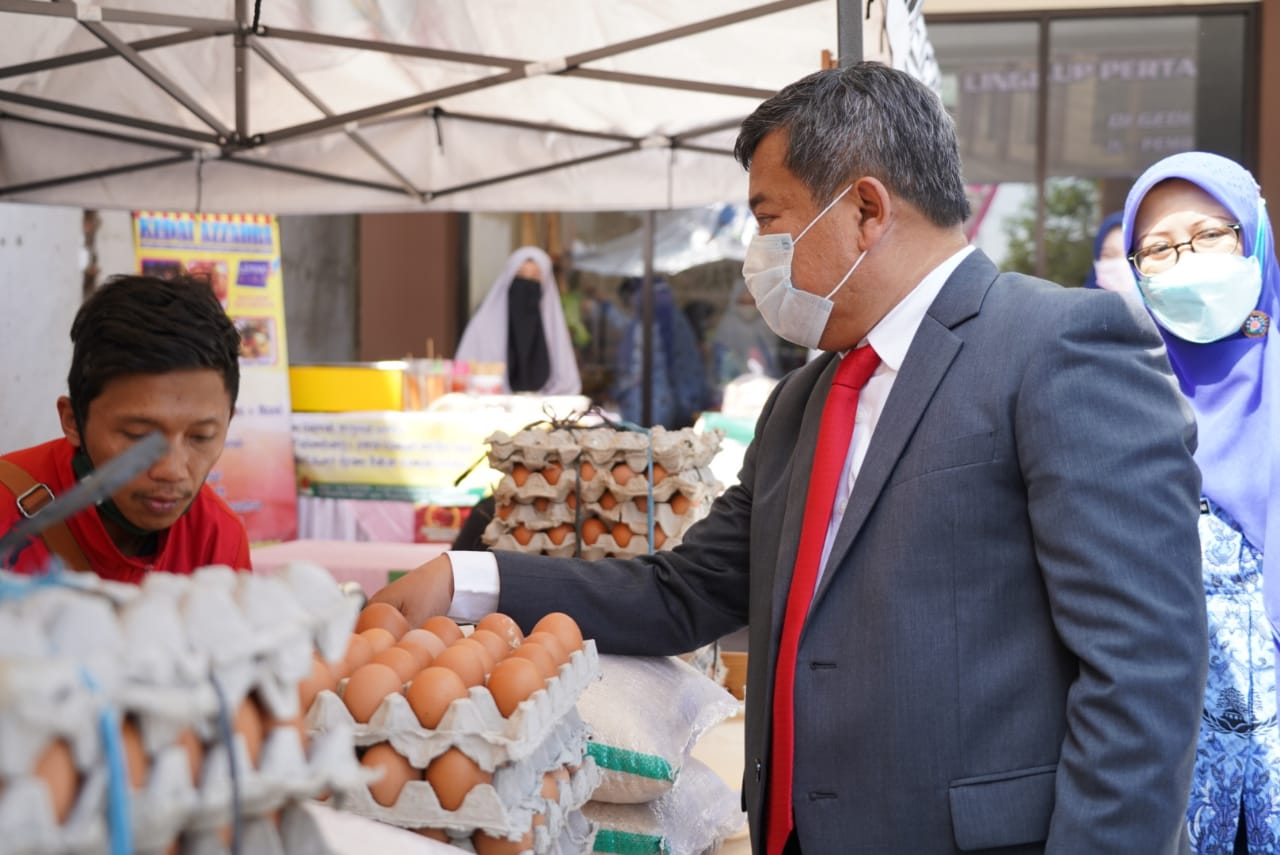 Bupati Garut, Rudy Gunawan, membuka Gebyar Pasar Ramadan diselenggarakan di Freshop, Simpang Lima, Kecamatan Tarogong Kidul, Kabupaten Garut (Foto: Andre/dara.co.id)