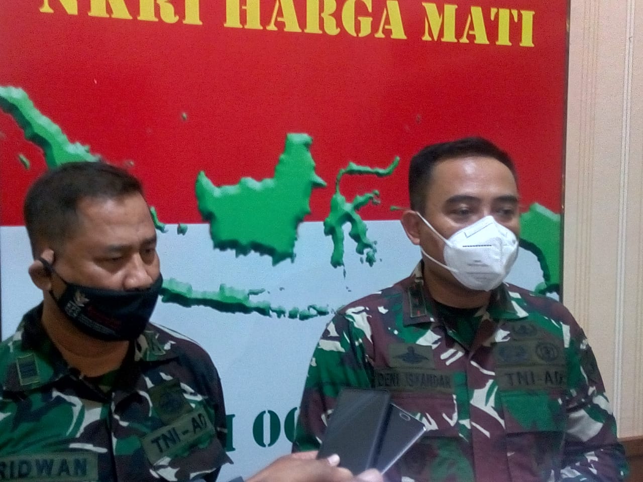 
Dandim 0611/Garut, Letkol CZi Dr. Deni Iskandar, saat menggelar jumpa pers di Makodim 0611/Garut, Jalan Veteran, Kecamatan Garut Kota, Sabtu (29/5/2021) malam.(Foto: andrea/dara.co.id) 