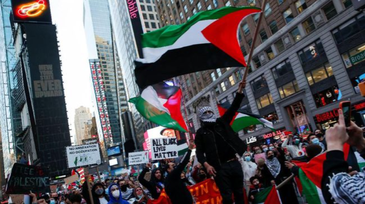 Ribuan demonstran di sejumlah Amerika Utara dan Eropa, termasuk orang Yahudi, menggelar aksi solidaritas membela Palestina dalam konflik dengan Israel. (REUTERS/Eduardo Munoz/CNNIndonesia)