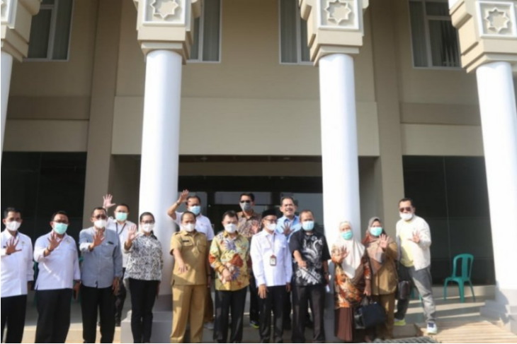 Pimpinan dan Anggota Komisi V DPRD Provinsi Jawa Barat saat rapat kerja untuk meninjau perkembangan pembangunan masjid di Asrama Haji Kabupaten Indramayu serta membahas perkembangan asrama haji di Kabupaten Indramayu Senin (24/05/2021). (ANTARA/HO-Humas DPRD Jabar)