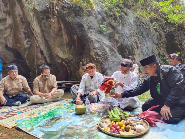 

Ritual Panuhun Pusaka Karatuan Goa Pawon (Foto : istimewa)