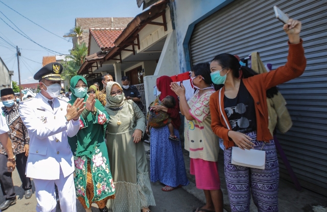 Bupati Bandung bersama istri menyapa warga (Foto : dok/dara.co.id)