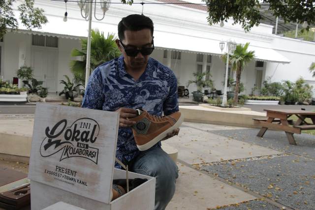 
Gubernur Jawa Barat Ridwan Kamil secara resmi memperkenalkan 21 produk hasil kolaborasinya bersama brand lokal di Pulau Jawa, Senin (10/5/2021) malam dengan konsep lelang. (Foto : Istimewa)
