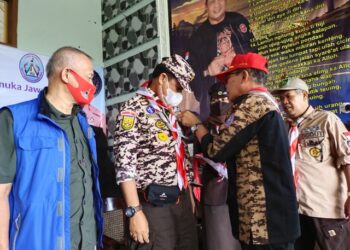 Ketua Forsil 3 P Amir Machmud, menyematkan pin Forsil 3 P pada Ketua Kwarcab Gerakan Pramuka KBB, Aseng Junaedi, Sabtu (29/5/2021). (Foto : istimewa)