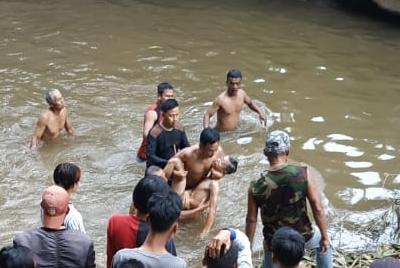
Korvan saat ditemukan dalam keadaan sudah meninggal di Sungai Cisangkan Curug Cihaneuleum, Kecamatan Sucinaraja, Kabupaten Garut, Minggu (23/5/2021).(Foto :andre/dara.co.id)  