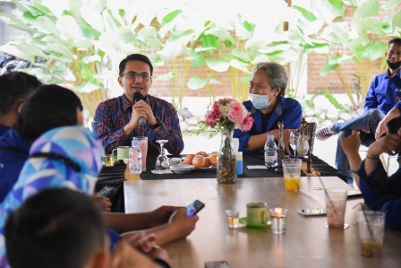 Wakil Bupati Bandung, Sahrul Gunawan didampingi Ketua PWI Kabupaten Bandung, Rahmat Sudarmaji memberikan sambuatan pada Silahturahmi dengan PWI di
di RM Saung Aki Sadu, Victory Water Park, Soreang, Jumat (21/5/2021). (Foto : verawati/dara.co.id)
