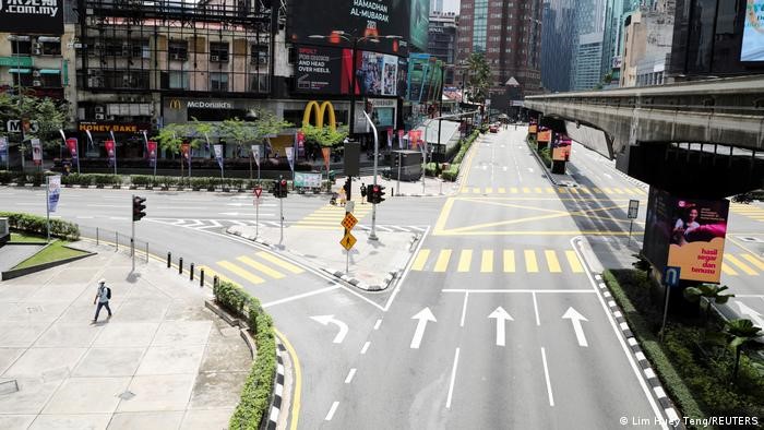 

Suasana lengang di jalanan di Kuala Lumpur yang sepi saat Malaysia menerapkan lockdown nasional hingga 14 Juni 2021. Negeri Jiran memperpanjang lockdown (Foto :DW)  