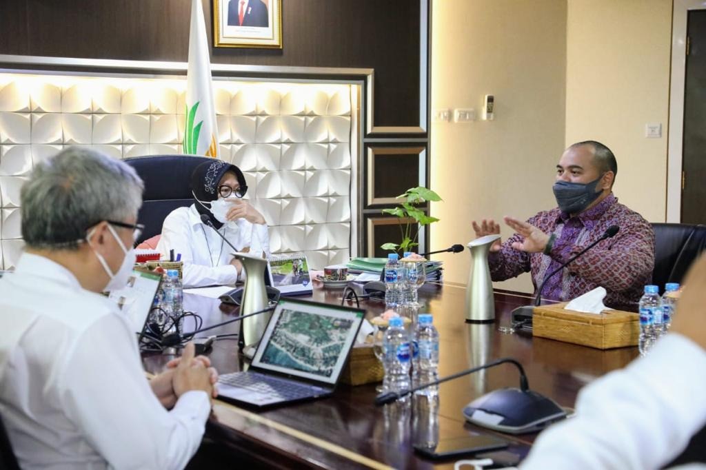 Menteri Sosial Tri Rismaharini menerima audiensi Asosiasi Fintech, Kamis (24/6/2021). (Foto: Kemensos)