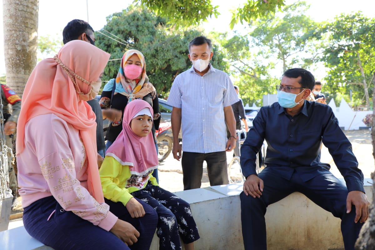 -Wakil Bupati Garut, dr. Helmi Budiman memberikan bantuan  kursi roda untuk seorang anak (Foto: Istimewa)