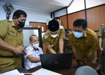 Bupati Bandung Dadang Supriatna (Kedua kanan) didampingi Kepala Dinas Pendidikan, Juhana saat mengecek aplikasi PPDB, Senin (14/6/2020). (Foto: Humas Pemkab Bandung)
