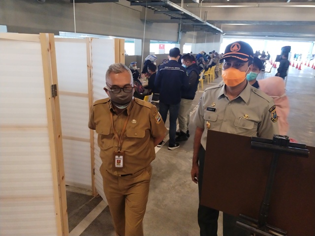 

Ketua Harian Satgas Covid-19 Kabupaten Bandung Barat, Asep Sodikin didampingi Ketua Pelaksana BPBD, Duddy Prabowo, meninjau kegiatan vaksinasi di area perpakiran IKEA Kotabaru Parahiyangan-Padalarang, Senin (28/6/2021). (Foto : heni/dara.co.id)
