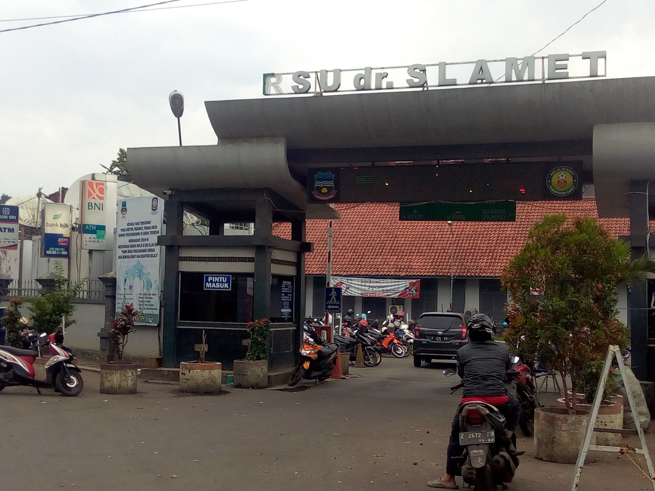 

RSUD dr. Slamet Garut di Jalan RSU, Kecamatan Tarogong Kidul, Kabupaten Garut.
