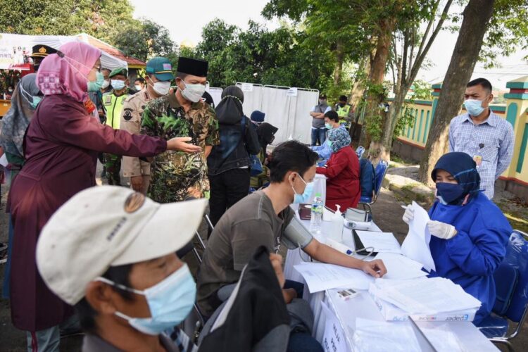 Bupati Bandung Dadang Supriatna melakukan monitoring vaksinasi di Halaman Kantor Kecamatan Cileunyi, Sabtu (26/6/2021). (Foto : Bagian Protokol dan Komunikasi Pimpinan)