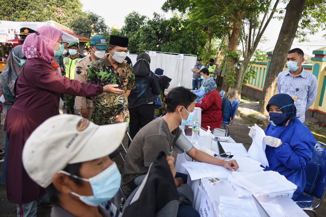 
Bupati Bandung Dadang Supriatna melakukan monitoring vaksinasi di Halaman Kantor Kecamatan Cileunyi, Sabtu (26/6/2021). (Foto : Bagian Protokol dan Komunikasi Pimpinan)
