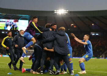 Para pemain Ukraina meluapkan sukacita selepas menyisihkan Swedia dengan kemenangan 2-1, di 16 besar Piala Eropa 2020, di Stadion Hampden Park di Glasgow, Skotlandia, pada Rabu (30/6/2021).(Foto: UEFA.com)
