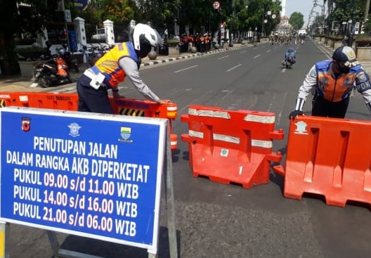 Sejumlah ruas jalan di Kota Bandung, Jumat (18/6/2021) mulai ditutup. Penutupan jalan ini berdasarkan Surat instruksi dari Wali Kota Bandung Oded M Danial guna meminimalisir aktivitas masyarakat karena kasus COVID-19.(Foto: Humas Pemprov Jabar)