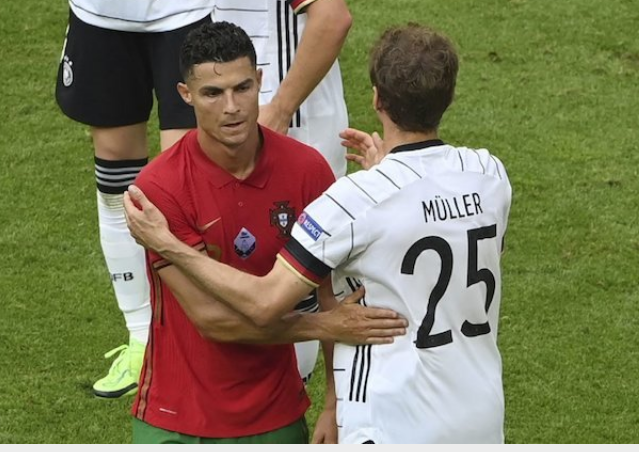 Kapten Ksebelasan Portugal, Cristiano Ronaldo, dan pemain Jerman Muller memberikan salam, usai keduanya bertanding, belum lama ini. (Foto : istimewa)