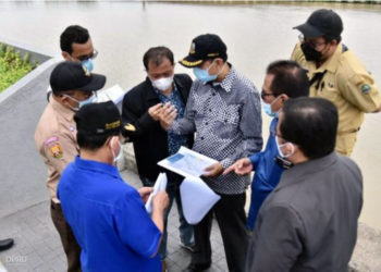 Pimpinan dan Anggota Komisi IV DPRD Provinsi Jawa Barat di dampingi Koordinator Komisi IV Ineu Purwadewi Sundari Meninjau Langsung Lokasi Penanggulangan Banjir Sungai Kalimalang di Kota Bekasi. Selasa (15/6/2021). (Foto : Farhat Mumtaz / Humas DPRD Jabar)