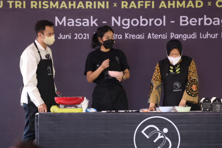 Menteri Sosial Tri Rismaharini tampil bareng Raffi Ahmad dan Chef Renatta Moeloek dalam Workshop Memasak dan Motivational Talks. (Foto:Dara/Kemensos)
