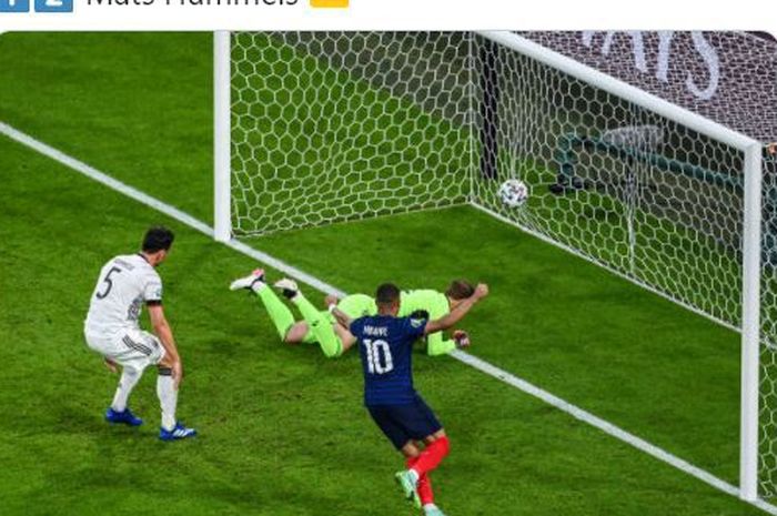 
Bek tuan rumah Jerman, Mats Hummels melakukan gol bunuh diri saat timnya dikalah Prancis 0-1, pada babak penyisihan Grup Piala Eropa 2020 di  Allianz Arena, Jerman (Foto: bolasport.com)
