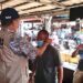 Petugas dari Dinas Perdagangan Kabupaten Ogan Komering Ilir bersama Satuan Polisi Pamong Praja dan Damkar OKI mengedukasi pedagang dan pengunjung pasar Kayuagung, Jumat (25/6/2021). (Foto: istimewa)