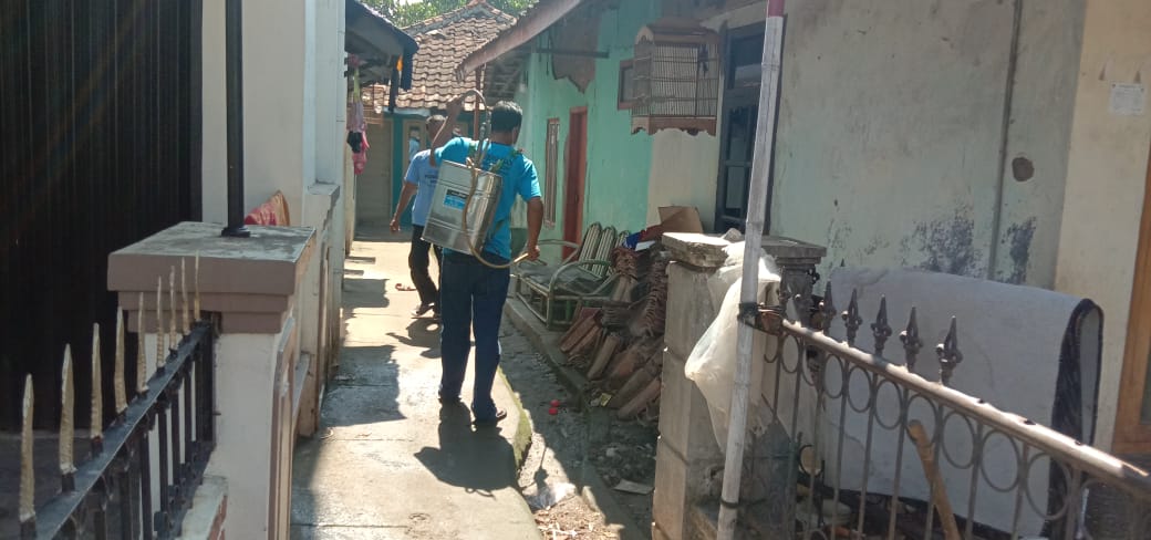 Desa Banyusari Kecamatan Katapang Kabupaten Bandung, Jawa Barat, semakin menggiatkan penyemprotan disinpektan ke lingkungan dan rumah-rumah penduduk. Ini dilakukan sebagai upaya mencegah penyebaran virus Covid-19. (Foto: denkur/dara.co.id)