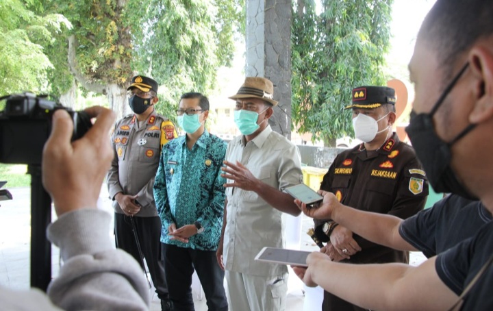 Bupati Subang, H Ruhimat meninjau sidang Tipiring pelanggaran PPKM Darurat (Foto: Yudi/dara.co.id)