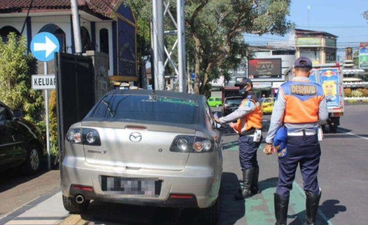 Petugas dishub sedang menertibkan parkir di jalan Suryakencana Kota Sukabumi (Foto: Riri Satiri/dara.co.id)