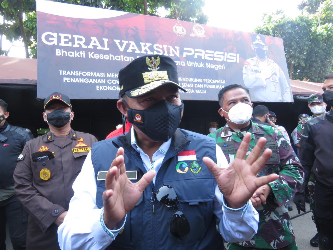 Wagub Jabar Uu
 Ruzhanul Ulun, saat pemantauan hari pertama penerapan PPKM Darurat di Padalarang (Foto: Heni Suhaeni/dara.co.id)