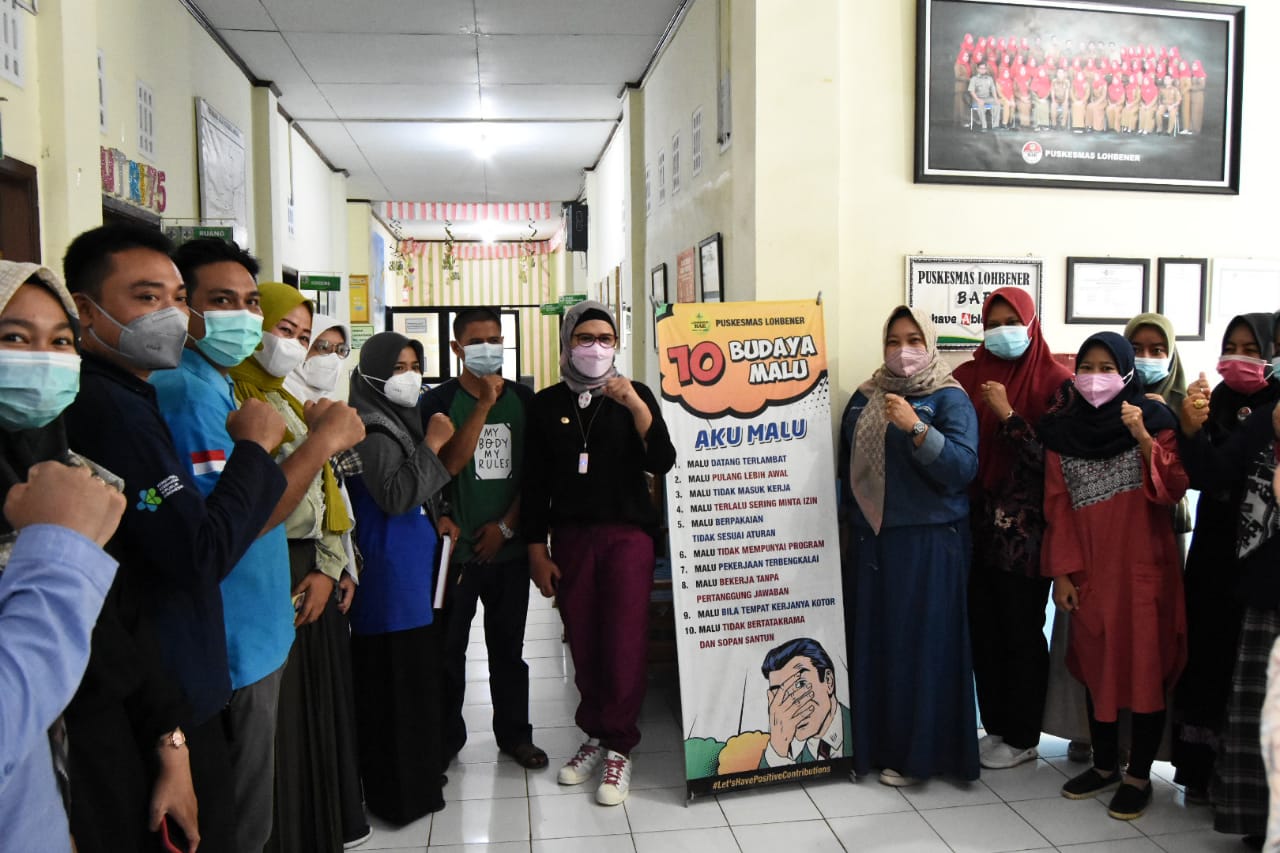 Bupati Nina beri doorprize ayam dalam program vaksinasi massal (Foto: Yohanes/dara.co.id)