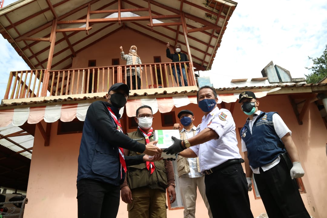 Ridwan Kamil dan Hengki Kurniawan secara simbolis menyerahkan tabung oksigen pada warga di Desa Wangunharja-Lembang. (Foto.Porkopim Setda KBB)
