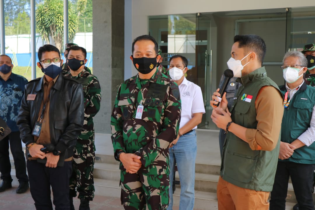 Hengki Kurniawan mendampingi Sandiaga Uno, saat ke Sesko AU Lembang. (Foto: doc Prokopim Setda KBB)
