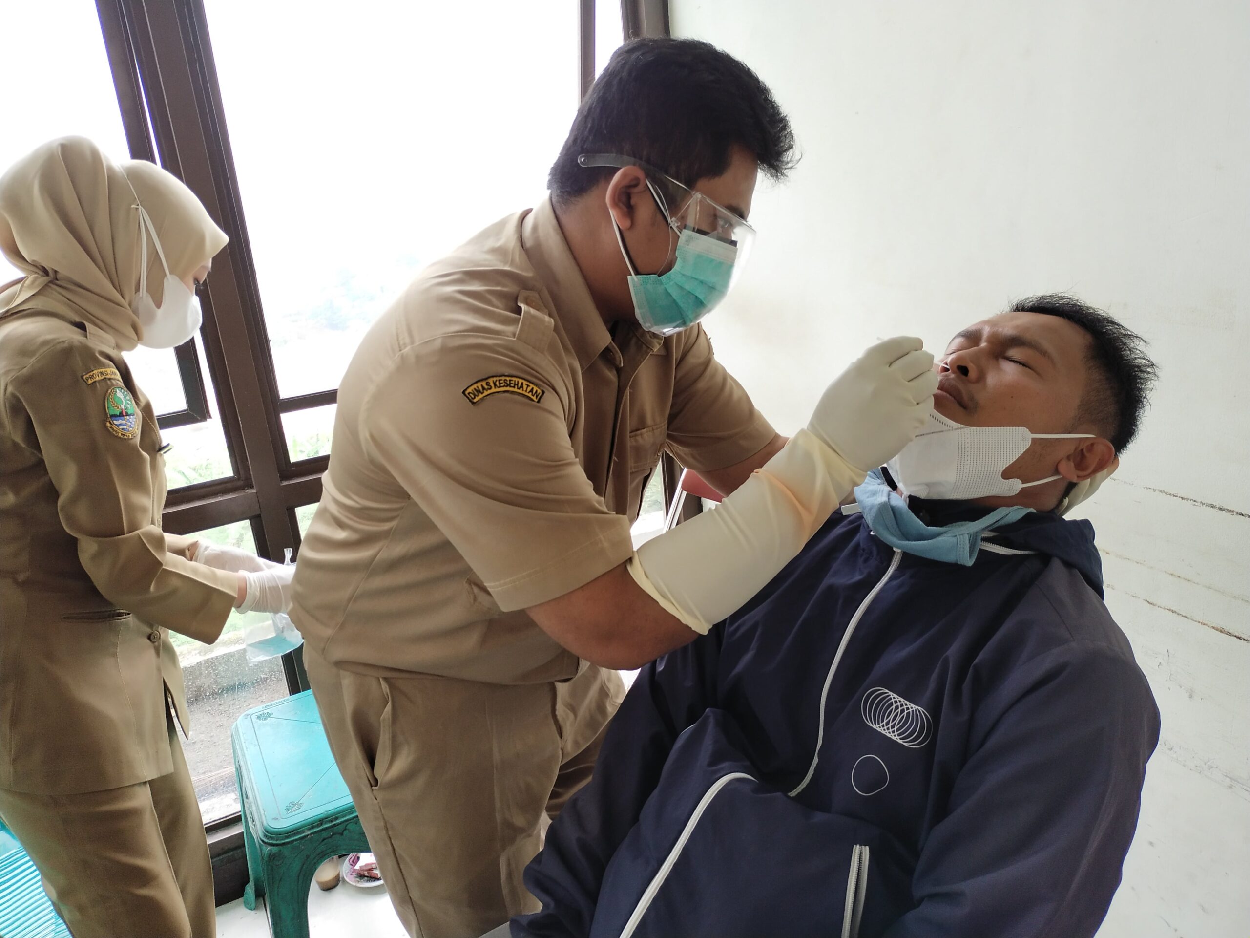 ASN Dinkes KBB yang WFO, masih melayani warga untuk melakukan swab tes (Foto: Heni Suhaeni/dara.co.id)